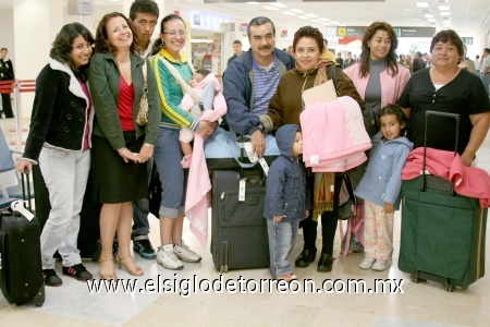 26102008
Familias Valdés de la Cruz, Espinoza Valdés y Rojas de la Cruz llegaron de la Ciudad de México para asistir a la boda de Estefanía y Oliver y fueron recibidos por Olivia de la Cruz