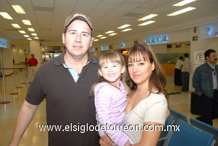 27102008
Jorge Gamboa, Rocío de Gamboa y la pequeña Paulina Gamboa viajaron a Puerto Vallarta.