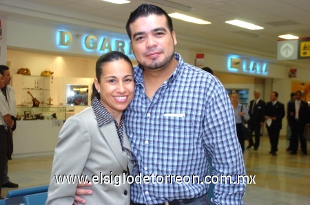 28102008
Ángel Calderón voló a Hermosillo, Sonora, lo despidió Blanca Carrasco.