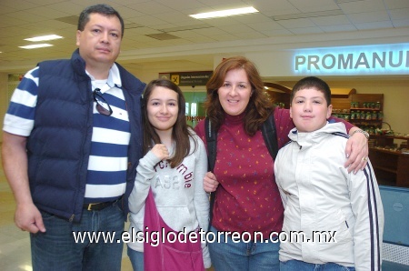 28102008
Juan Rojas, Angélica Gabriela Rojas, Angélica González y Juan Rojas Jr., salieron rumbo a Louisville, KY, Estados Unidos.