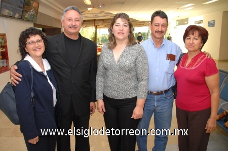 29102008
Beatriz Barrientos, Carlos García, Martha de García, Jacinto García Ibarra y Eyda de Torres llegaron de la Ciudad de México.