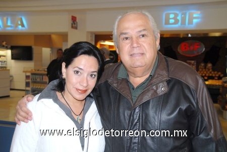 29102008
Cristina de Dávila despidió a su esposo Francisco Dávila quien viajó a la Ciudad de México.