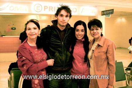 31102008
Alejandro Iduñate y Ana Isabel Velasco viajaron al Distritio Federal para realizar un viaje de negocios y fueron despedidos por sus mamás Frida Iduñate y Lucila Bustos
