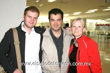 31102008
Fernando Llama despidió a  Eike Whofmann y Markus Withop, quienes fueron rumboa a Oaxaca