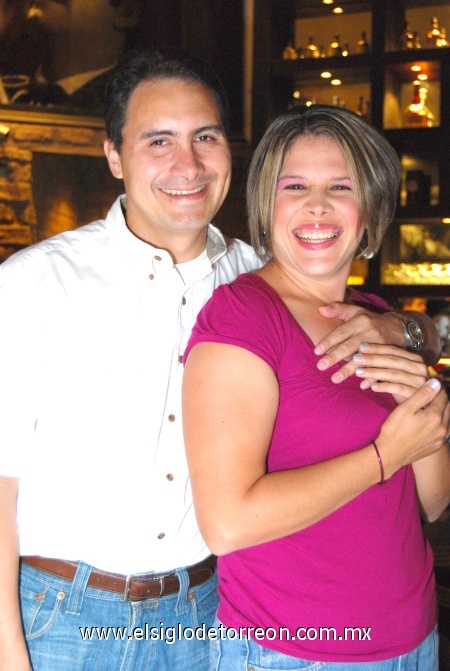 30102008
Édgar Aguilar, sorprendió a su esposa Hitzel con una fiesta sorpresa entre amigos
