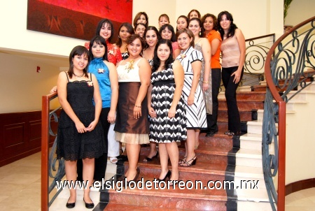 31102008
La festejada acompañada por amigas y familiares en su fiesta prenupcial