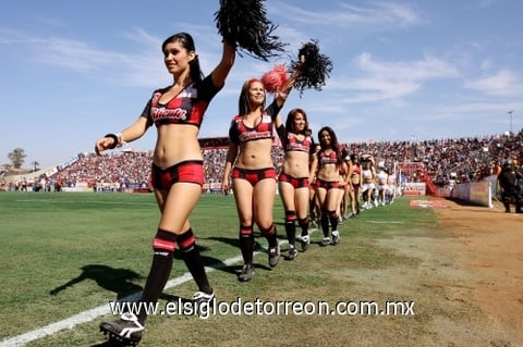 La porra tijuanense animando a su equipo