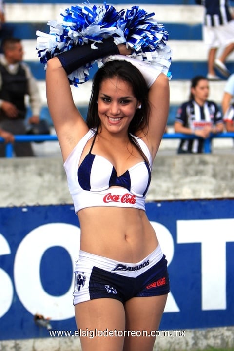 Una animadora de los Rayados sonriendo a la cámara