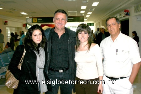 01112008
Kathián Pascal llegó de París y Alejandro Pascal llegó de la Ciudad de México, ambos fueron recibidos por Gina y Arturo Niño de Rivera