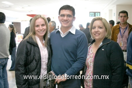 01112008
Ricardo Cámara realizó un viaje de negocios a México y fue despedido por Lucero Torres y María Luz Cabrero