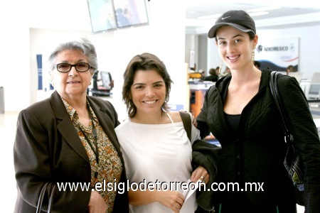 02112008
Eva de González y Juliana despidieron a Priscilla Bastos, quien regresó a Brasil