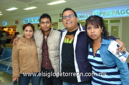 04112008
Con destino a la Ciudad de México viajaron Jesús Cisneros García, Ana María Rojas Lira, Beatriz A. Morales Chávez y Gonzalo Alonso Ibarra.