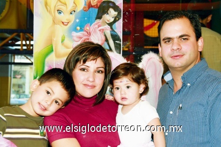 Su primer año
Ana Laura junto a su familia: Pablo su hermanito y sus padres Eduardo y Laura Araluce.