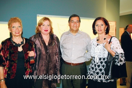 Rowena Morales, Emma Russek, Jaime Russek y Rhoda Morales.