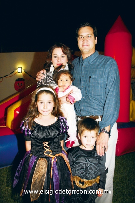 Rudy Walss Revuelta festejando su cumpleaños junto a sus padres Rodolfo y Gabriela y sus hermanas Paola y Pamela.