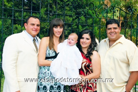 Santiago Berumen Barajas acompañado por sus padrinos y sus papás Vanessa y Javier Berumen.