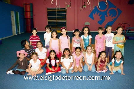 Sus primeros siete
Marifer Manjarréz en su cumpleaños, acompañada por sus primos y amiguitos del colegio.