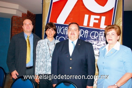 Encuentro Artístico y Científico
Arturo Ávalos Longoria y Silvia Espinoza de Ávalos, presidentes de la Sociedad de Padres de Familia del IFL; Héctor Ramírez Alanís, Director del IFL; y Sandra Pérez Gómez y Martínez, coordinadora sección preparatoria del IFL.