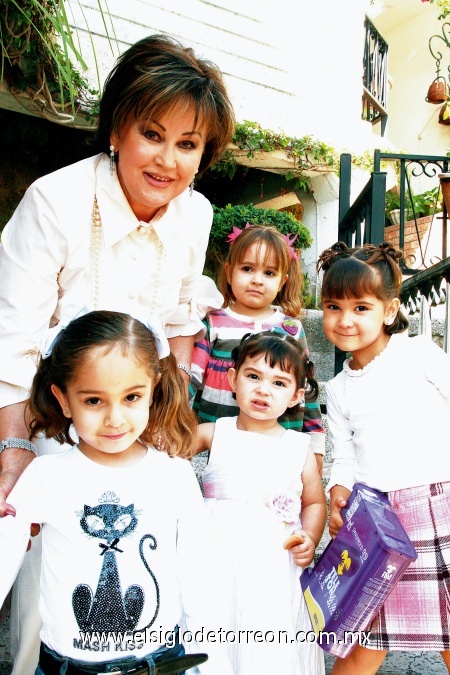 Margarita Gómez, Paulina y Alejandra Necochea, Isabella y Montse Garinddi.