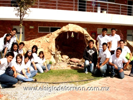 01112008
Estudiantes de Bachillerato de la Universidad del Valle de México Campus Torreón, se dieron a la tarea de investigar las tradiciones Irritilas relacionándolas con la puesta de los Altares de Muerto