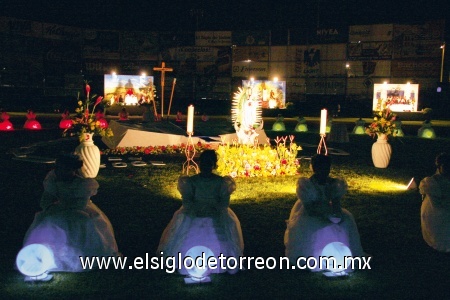 Se encendieron velas y se oró por la paz del mundo.
