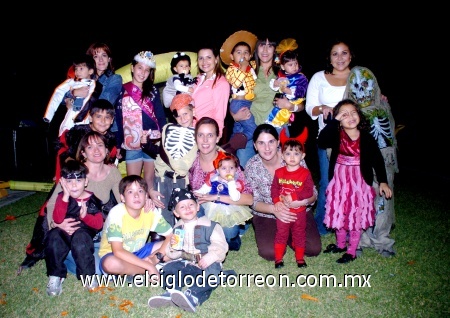 01112008
Pequeñines y sus mamás, se divirtieron a lo grande en una fiesta de disfraces