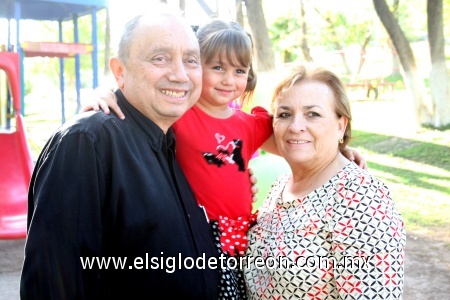 01112008
La pequeña en la compañía de sus abuelitos Manuel Gamboa Caro y Rosalía García de Gamboa