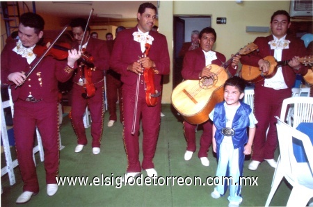 02112008
José Antonio con el mariachi