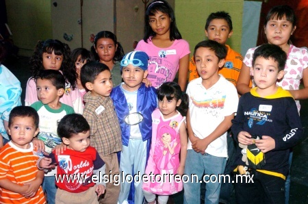 02112008
Pablo, Manfredo, Abraham, Carlitos, Diego, Antonio, Nydia, Ángel, Pablo, Diego, Jovana, Jaqui, Danna, Alondra, Alejandro, Ana, Emiliano y Cristóbal acompañaron a José Antonio