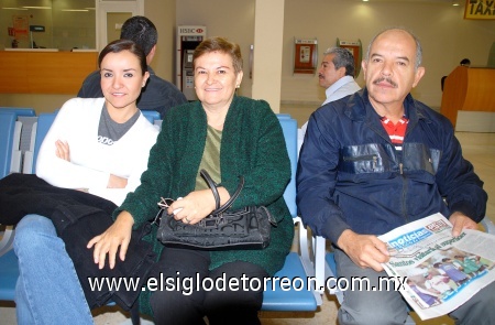 06112008
Denisse Gutiérrez viajó en plan de negocios a Houston y fue despedida por Cuquis Vela y Alfredo Gutiérrez