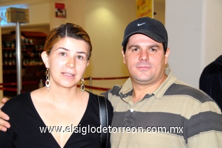 06112008
Mary Carmen Muñoz y Rodrigo Negrete Job se fueron con destino a Tijuana