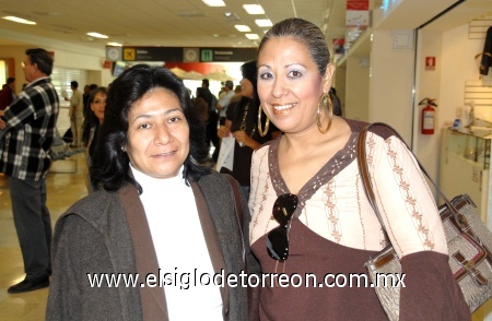 07112008
Esther Olvera llegó de la Ciudad de México y fue recibida por Marisol González