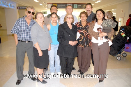 08112008
Andrea Bueno y Sebastián Aguirre llegaron de Los Ángeles, California, y fueron recibidos por las familias Aguirre y Contreras