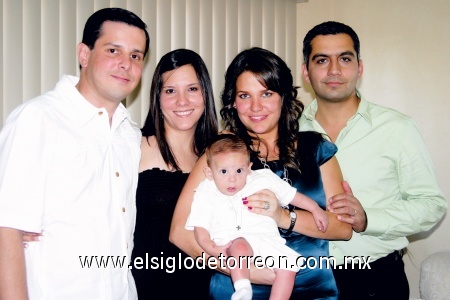 Javier y Mariana Robles, el pequeño Javier, Gabriela y Rogelio Barrios.
