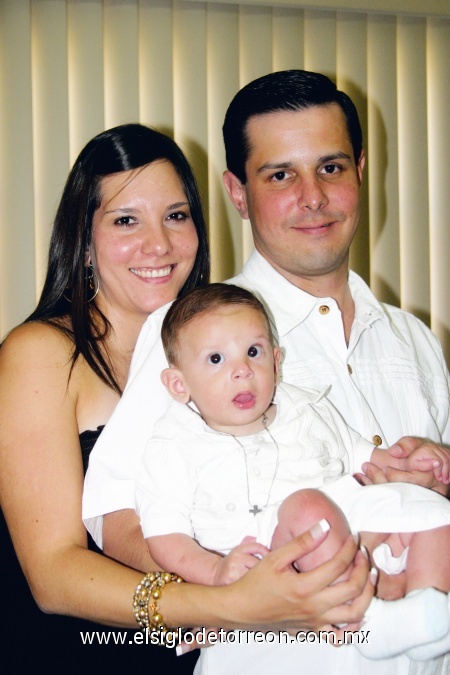 Mariana y Javier Robles con el pequeño Javier en brazos