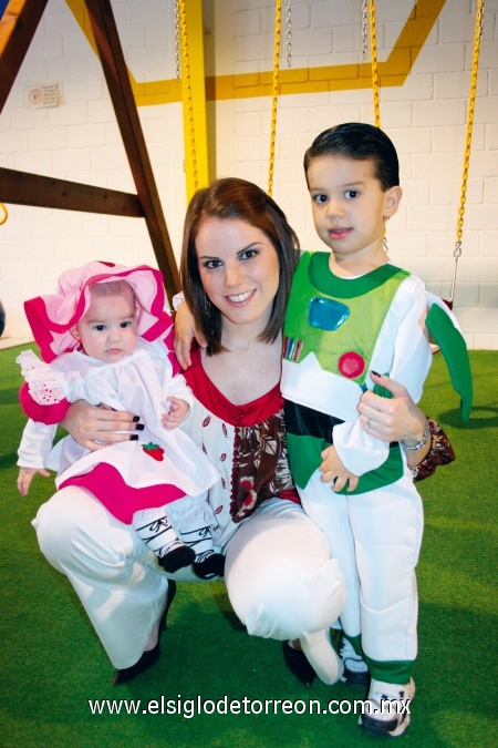 Lupita Estrada con sus pequeños Regina y Jorge Álvarez Estrada.