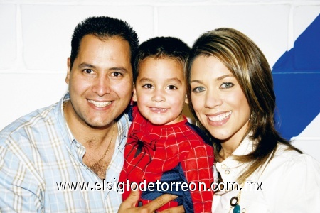 ¡Ya tiene 3!
Rodrigo Sánchez Nahle junto a sus papás Alejandro y Belinda Nahle.