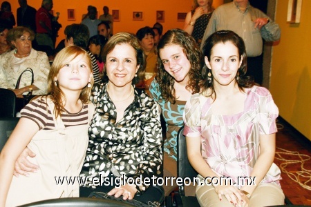 Katia, Tere, Naima, María y Mayte, asistentes a la presentación del Libro.