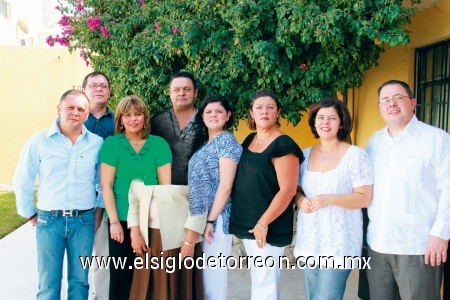 María Teresa Anzures de Borrego rodeada por sus hijos: Pedro, Titis, Alejandra, Martha, Ana, Luis, Gerardo y Juan.