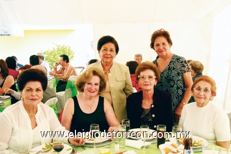 Conchita Seco, Esperanza López, Concha Arias, Guille Villarreal, Angelina Meza, acompañando a María Teresa Anzures en su cumpleaños.