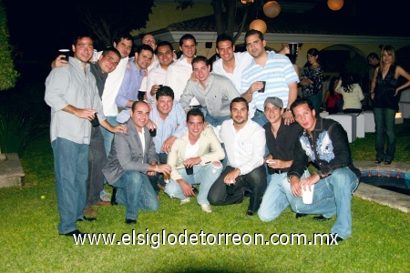 Los amigos del novio lo despidieron de su soltería.