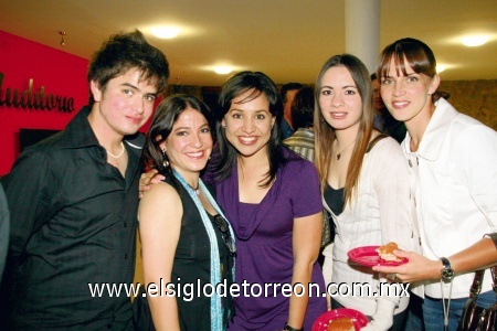 Esteban Gallardo, Valeria Torre, Mónica Olivares, Daniela Castellanos y Sofi Aguirre.
