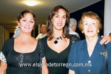 Ivenne Garza, Norma Garza y Carmen Mijares de Garza.
