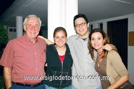 Casa Iñigo de manteles largos
Luis Ángel Urraza Peña, Elizabeth Urraza Dugay, Ismael Bárcenas y Verónica Ruenes.