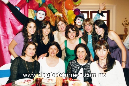 Susy Reed acompañada por un grupo de amigas.