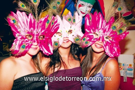 Karla González, Karla Castro y Victoria Leal.