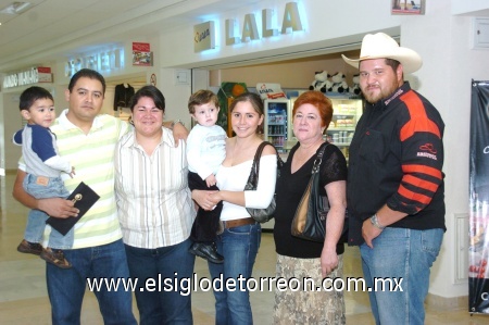 09112008
Alejandro Gutiérrez, Alejandra García y su hijo Miguel Alejandro viajaron a Argentina y fueron despedidos por Coty de García, Laura Martínez, Emmanuel y Ricardito García.