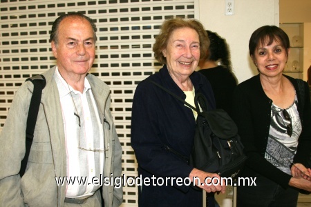 10112008
André y Nichon regresaron a París y fueron despedidos por Irma Gómez Soriano.