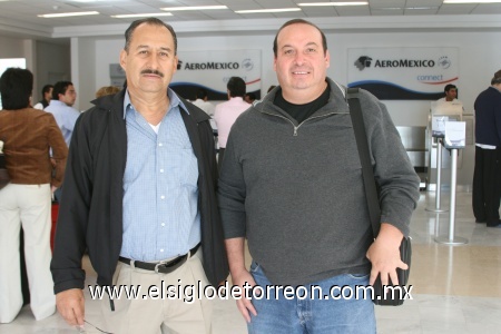 10112008
Francisco Díaz llegó de la Ciudad de México y fue recibido por Uriel Rey.