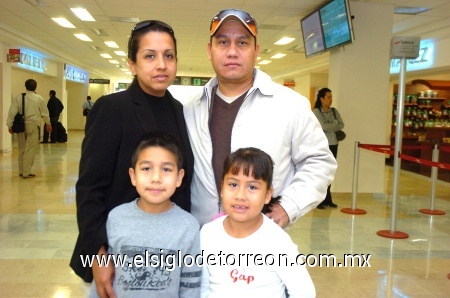 11112008
Alfredo Espinoza, voló a la ciudad de Atlanta, y lo despidieron Tere Hernández, Alfredito y Teresita Espinoza.